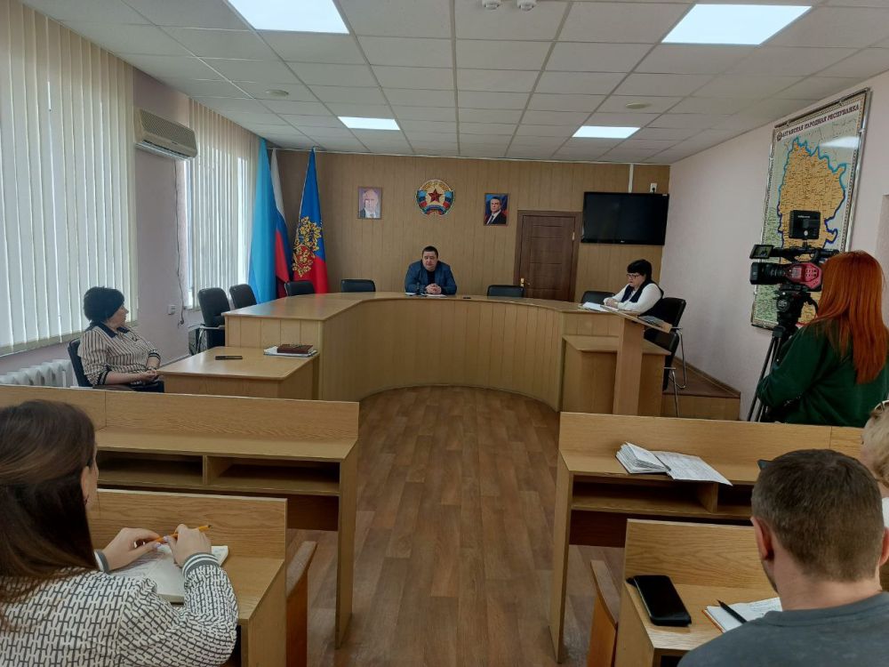 Сегодня состоялся брифинг Главы городского округа Андрея Рубанцова с представителями средств массовой информации города Ровеньки по обсуждению проекта «Каштановая аллея» - благоустройство улицы Ленина от ул. Коммунистическая... Сегодня состоялся брифинг Главы городского округа Андрея Рубанцова с представителями средств массовой информации города Ровеньки по обсуждению проекта «Каштановая аллея» - благоустройство улицы Ленина от ул. Коммунистическая...