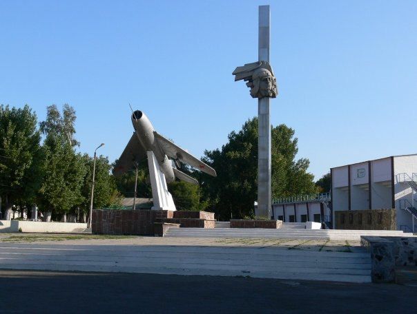 В каждом городе и поселке нашей великой страны памятники и братские могилы являются важным аспектом общественной памяти и служат способом сохранения истории для будущих поколений В каждом городе и поселке нашей великой страны памятники и братские могилы являются важным аспектом общественной памяти и служат способом сохранения истории для будущих поколений