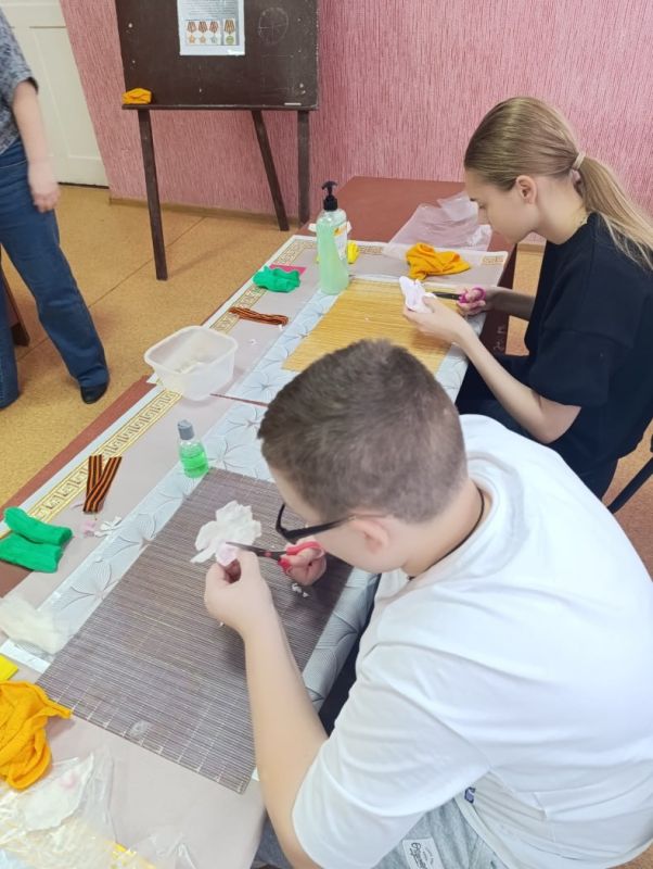 Открытое занятие «Валяние броши ко Дню Победы» провели в ЧЦДЮТ Открытое занятие «Валяние броши ко Дню Победы» провели в ЧЦДЮТ