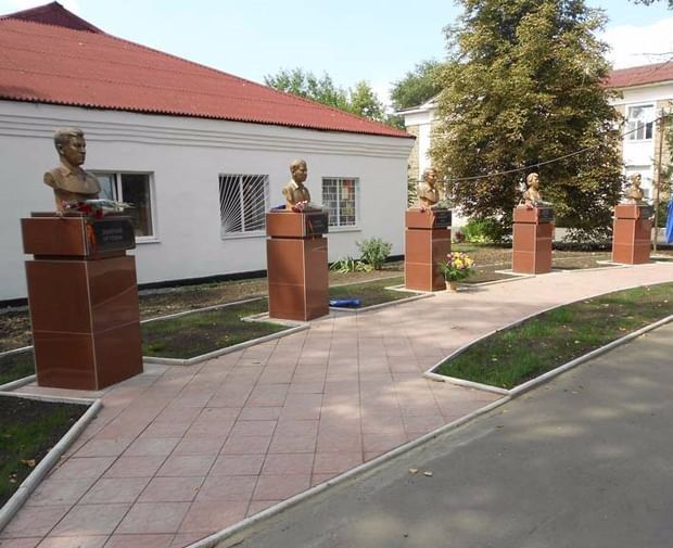 В каждом городе и поселке нашей великой страны памятники и братские могилы являются важным аспектом общественной памяти и служат способом сохранения истории для будущих поколений В каждом городе и поселке нашей великой страны памятники и братские могилы являются важным аспектом общественной памяти и служат способом сохранения истории для будущих поколений