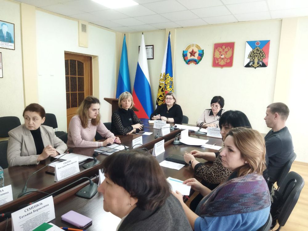 Сегодня в Администрации городского округа город Ровеньки состоялось внеочередное заседание городской комиссии по делам несовершеннолетних и защите их прав Сегодня в Администрации городского округа город Ровеньки состоялось внеочередное заседание городской комиссии по делам несовершеннолетних и защите их прав
