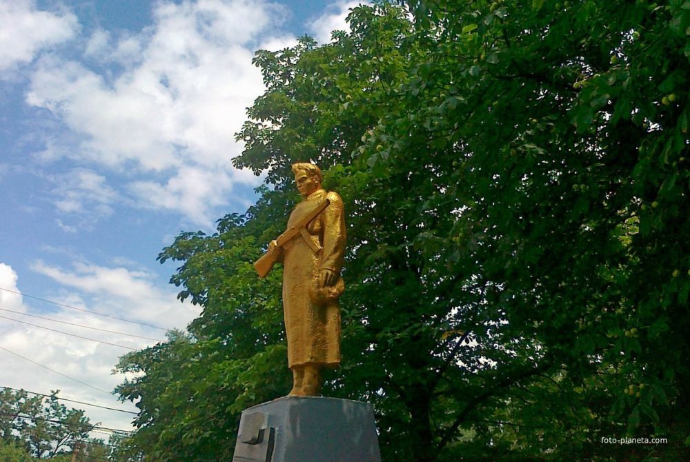 В каждом городе и поселке нашей великой страны памятники и братские могилы являются важным аспектом общественной памяти и служат способом сохранения истории для будущих поколений В каждом городе и поселке нашей великой страны памятники и братские могилы являются важным аспектом общественной памяти и служат способом сохранения истории для будущих поколений