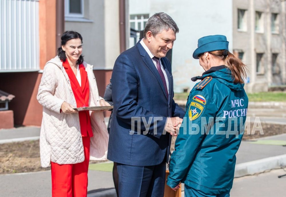 Леонид Пасечник вручил ключи от квартир семьям работников социальной сферы Леонид Пасечник вручил ключи от квартир семьям работников социальной сферы