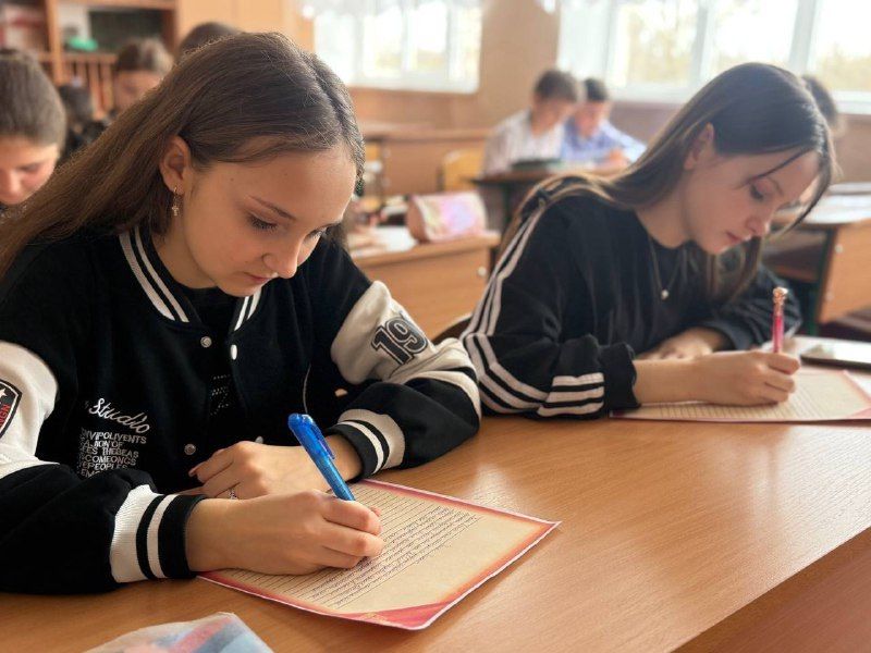 По инициативе Ирины Силаковой , советника директора по воспитанию,совместно с Ларисой Золотухиной, учителем русского языка, в рамках Всероссийской акции «100 дней до ВЕЛИКОЙ ПОБЕДЫ» в Брянковской средней школе №19 прошел... По инициативе Ирины Силаковой , советника директора по воспитанию,совместно с Ларисой Золотухиной, учителем русского языка, в рамках Всероссийской акции «100 дней до ВЕЛИКОЙ ПОБЕДЫ» в Брянковской средней школе №19 прошел...