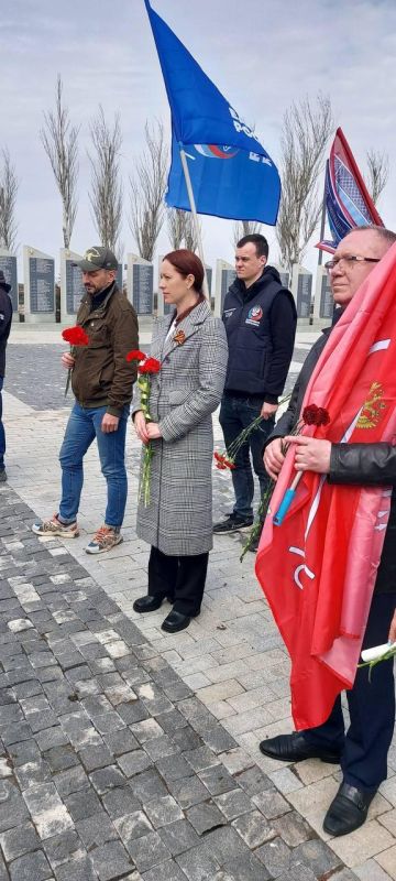 Участники автопробега «Дорога Жизни объединяет» привезли на «Саур-Могилу» капсулу с землей с «Дороги жизни» Участники автопробега «Дорога Жизни объединяет» привезли на «Саур-Могилу» капсулу с землей с «Дороги жизни»