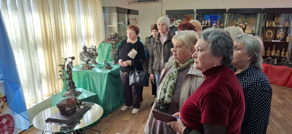 Второго апреля слушатели Университета третьего возраста при ГБУ ЛНР «Краснолучский КЦСОН» посетили выставку «От войны — к миру» в Краснолучском краеведческом музее Второго апреля слушатели Университета третьего возраста при ГБУ ЛНР «Краснолучский КЦСОН» посетили выставку «От войны — к миру» в Краснолучском краеведческом музее