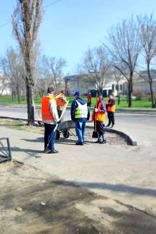 Делаем вместе!. Сегодня коллектив Северодонецкого городского центра патриотического воспитания, туризма и краеведения провёл субботник на прилегающей территории! Каждый из нас вносит свой вклад в общее дело, и мы гордимся... Делаем вместе!. Сегодня коллектив Северодонецкого городского центра патриотического воспитания, туризма и краеведения провёл субботник на прилегающей территории! Каждый из нас вносит свой вклад в общее дело, и мы гордимся...