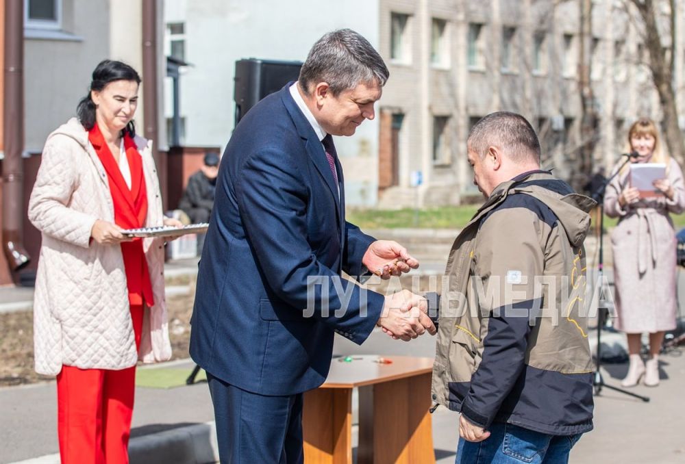 Леонид Пасечник вручил ключи от квартир семьям работников социальной сферы Леонид Пасечник вручил ключи от квартир семьям работников социальной сферы