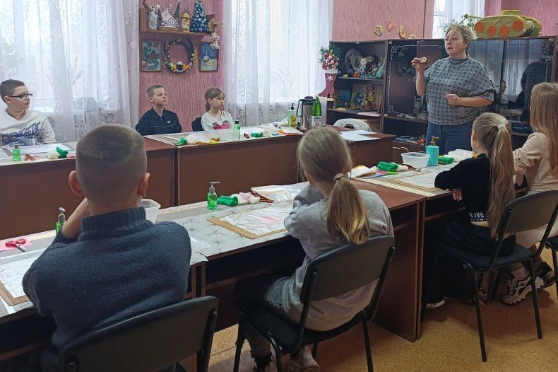 Открытое занятие «Валяние броши ко Дню Победы» провели в ЧЦДЮТ Открытое занятие «Валяние броши ко Дню Победы» провели в ЧЦДЮТ