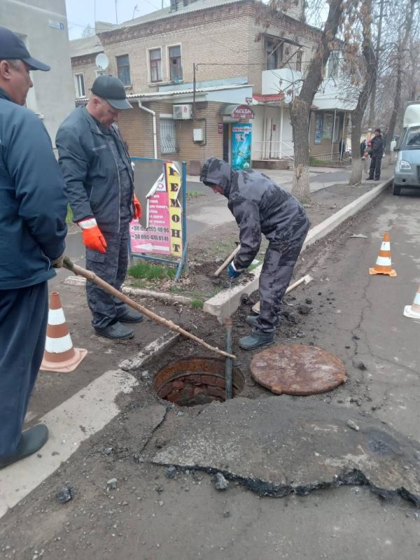 Ульяновские коммунальщики устранили засоры в канализационной системе в городе Лутугино Ульяновские коммунальщики устранили засоры в канализационной системе в городе Лутугино