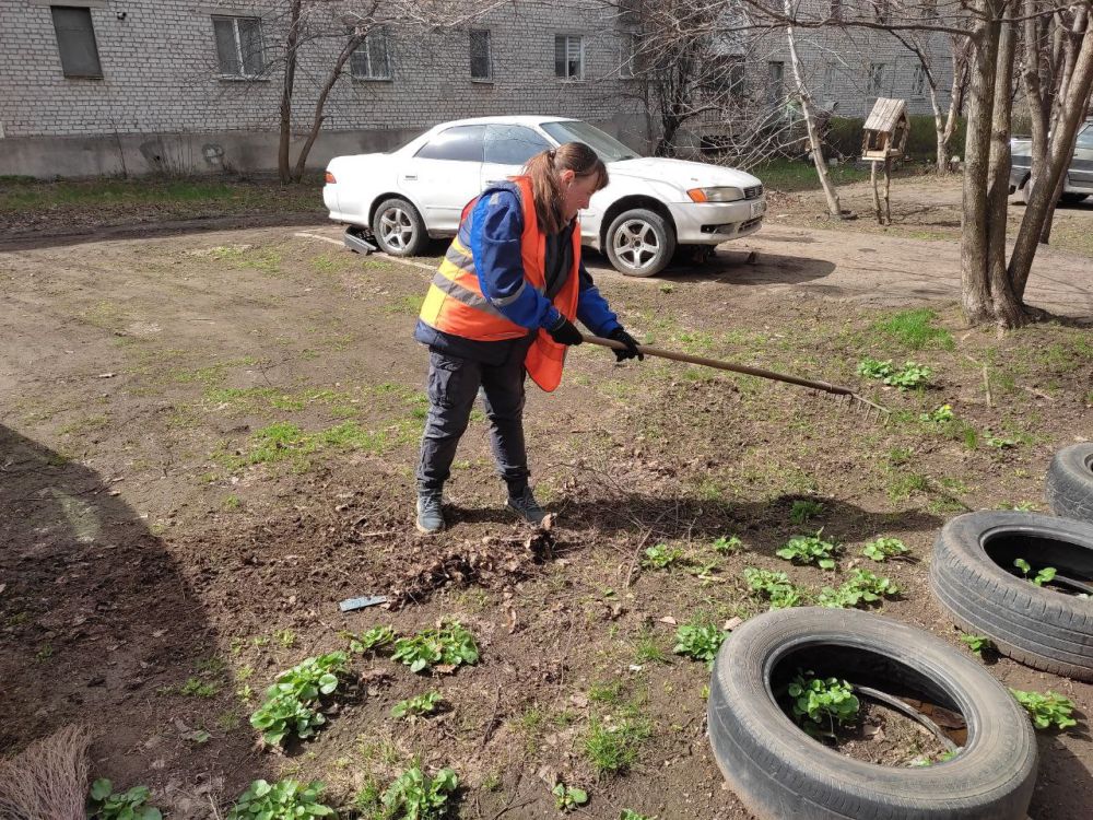 Коммунальные службы продолжают наводить порядок на улицах города и во дворах Коммунальные службы продолжают наводить порядок на улицах города и во дворах