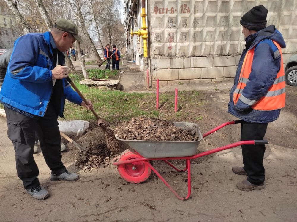 Коммунальные службы продолжают наводить порядок на улицах города и во дворах Коммунальные службы продолжают наводить порядок на улицах города и во дворах