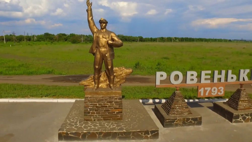 В каждом городе и поселке нашей великой страны памятники и братские могилы являются важным аспектом общественной памяти и служат способом сохранения истории для будущих поколений В каждом городе и поселке нашей великой страны памятники и братские могилы являются важным аспектом общественной памяти и служат способом сохранения истории для будущих поколений