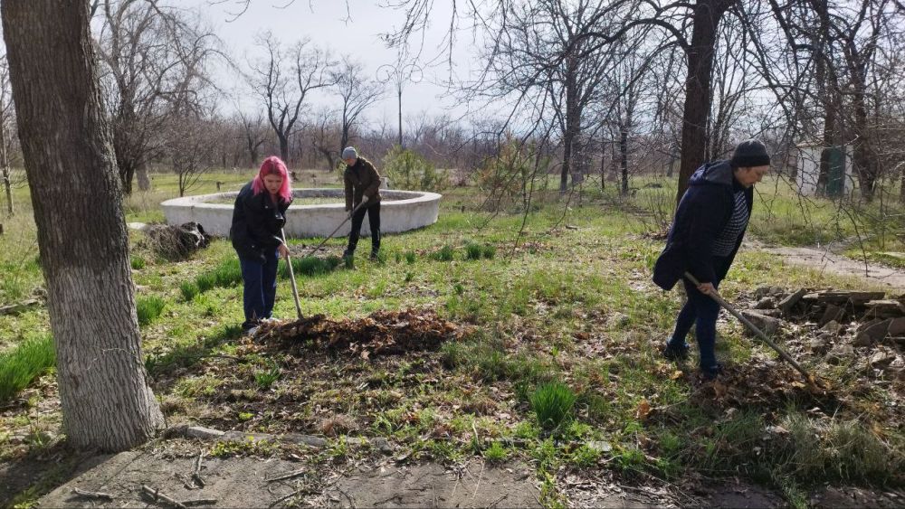 В Краснолучском округе продолжаются работы по благоустройству В Краснолучском округе продолжаются работы по благоустройству