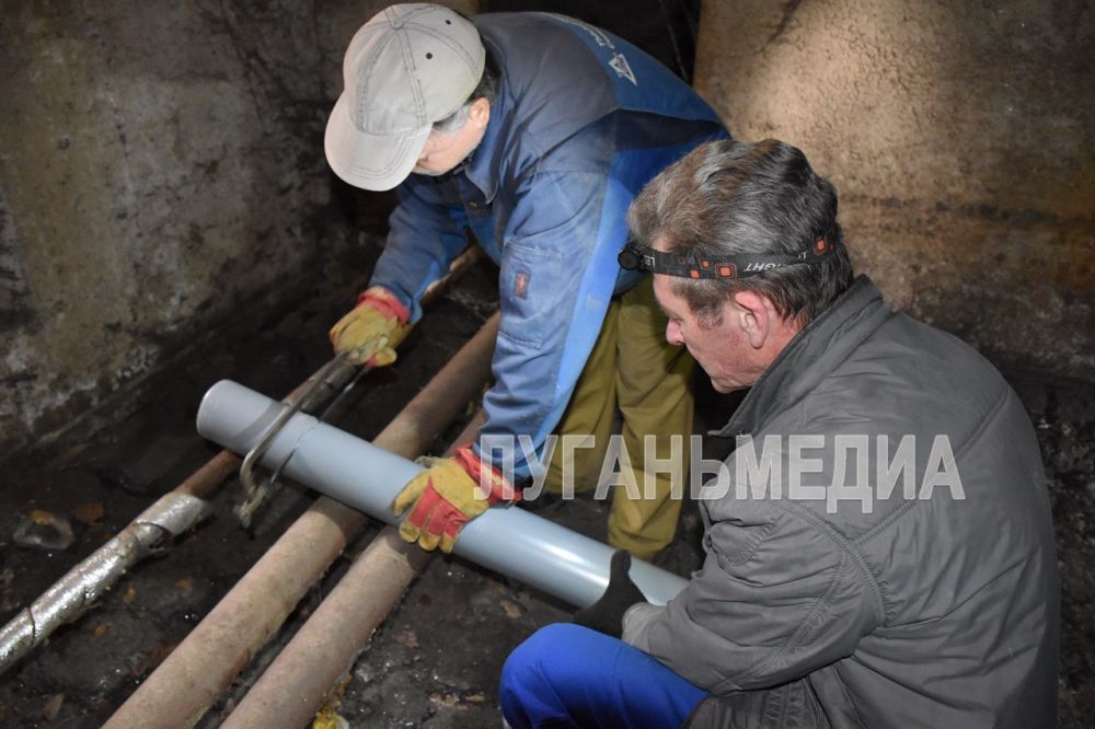 Сотрудники Единой управляющей компании по Алчевску выполняют работы по заявкам горожан Сотрудники Единой управляющей компании по Алчевску выполняют работы по заявкам горожан