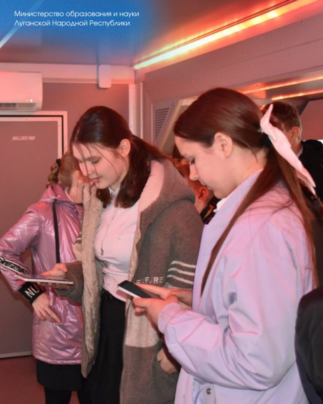 Заглянули в «Закулисье». Школьники из Стаханова, Алчевска и Перевальского муниципального округа в течение 2 недель смогут посетить профориентационные экскурсии Заглянули в «Закулисье». Школьники из Стаханова, Алчевска и Перевальского муниципального округа в течение 2 недель смогут посетить профориентационные экскурсии