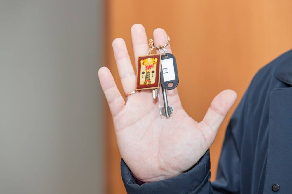 Глава ЛНР Леонид Пасечник вручил работникам социальной сферы ключи и ордера от 13 служебных квартир в многоквартирном доме в Луганске Глава ЛНР Леонид Пасечник вручил работникам социальной сферы ключи и ордера от 13 служебных квартир в многоквартирном доме в Луганске