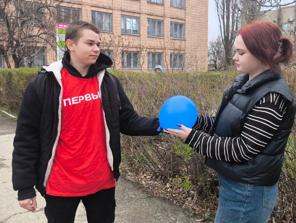 Активисты Лутугинского колледжа присоединились к акции «Подари ребенку синий шарик» Активисты Лутугинского колледжа присоединились к акции «Подари ребенку синий шарик»