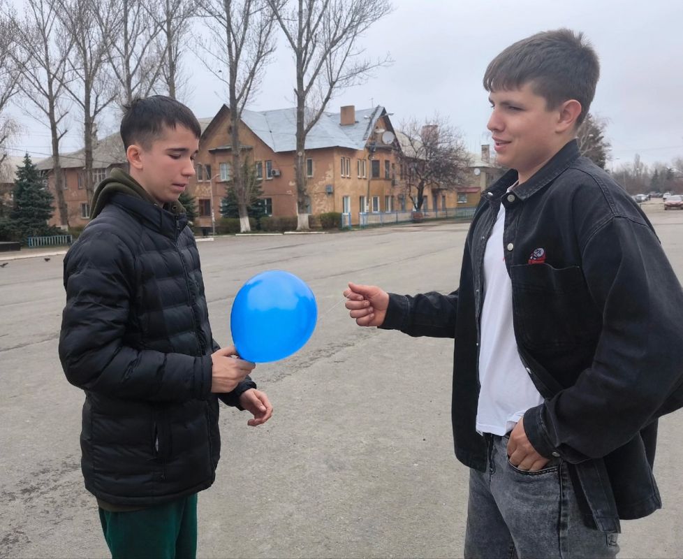 Активисты Лутугинского колледжа присоединились к акции «Подари ребенку синий шарик» Активисты Лутугинского колледжа присоединились к акции «Подари ребенку синий шарик»