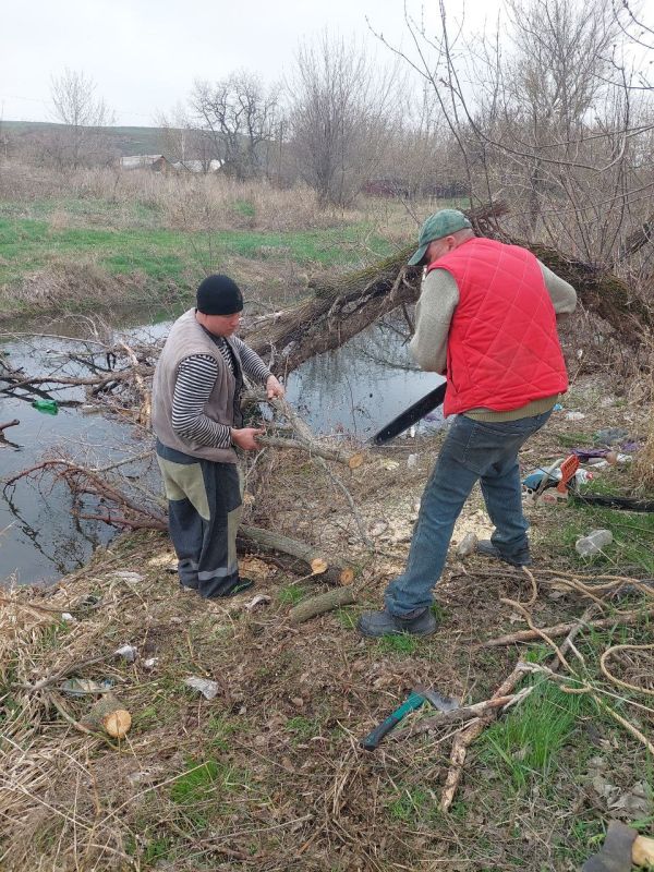 В поселке Новоалександровка местные жители вместе с начальником отдела по жизнеобеспечению пгт Новоалександровка, пгт Мирное, с. Верхнешевыревка Геннадием Колесниковым провели работу по расчистке реки Большая Каменка В поселке Новоалександровка местные жители вместе с начальником отдела по жизнеобеспечению пгт Новоалександровка, пгт Мирное, с. Верхнешевыревка Геннадием Колесниковым провели работу по расчистке реки Большая Каменка