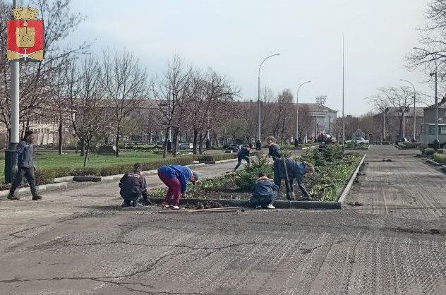 Коммунальные службы проводят работы на территории города Коммунальные службы проводят работы на территории города