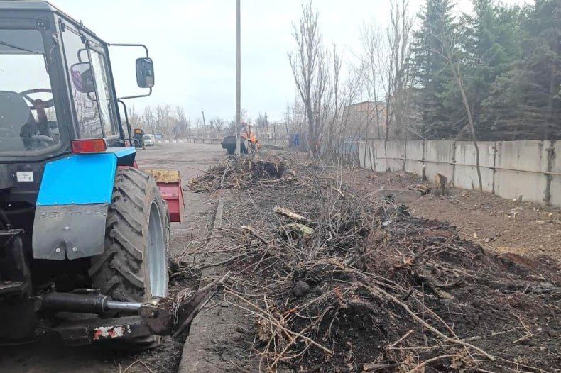Работниками ГУП ЛНР «Луганский автодор» выполнены работы по обрезке сухих и аварийный деревьев Работниками ГУП ЛНР «Луганский автодор» выполнены работы по обрезке сухих и аварийный деревьев