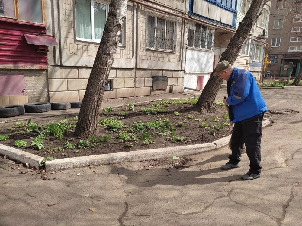 Коммунальные службы продолжают наводить порядок на улицах города и во дворах Коммунальные службы продолжают наводить порядок на улицах города и во дворах