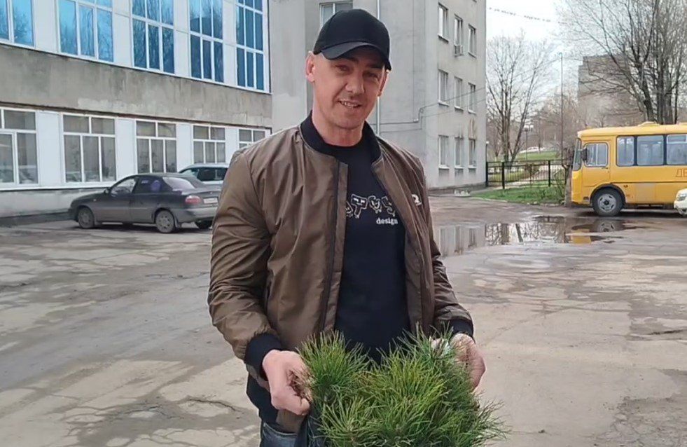 2 апреля, в рамках акции «Сад памяти», приуроченной к 80-летию Победы в Великой Отечественной войне, на территории Администрации городского округа состоялась раздача саженцев сосны 2 апреля, в рамках акции «Сад памяти», приуроченной к 80-летию Победы в Великой Отечественной войне, на территории Администрации городского округа состоялась раздача саженцев сосны