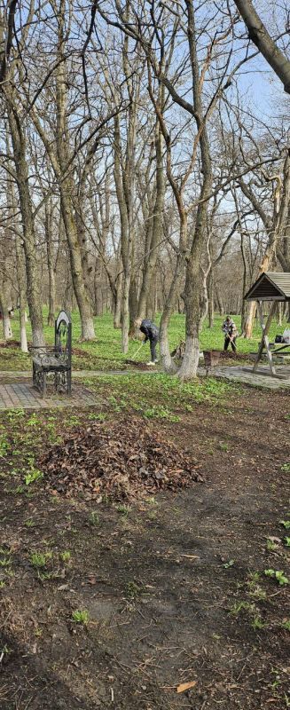 Сегодня в Парке культуры и отдыха им. Героев с совместными усилиями с сотрудниками филиалов Центра культуры и учащимися Ровеньковского технико-экономический колледжа провели субботник на территории городского парка Сегодня в Парке культуры и отдыха им. Героев с совместными усилиями с сотрудниками филиалов Центра культуры и учащимися Ровеньковского технико-экономический колледжа провели субботник на территории городского парка