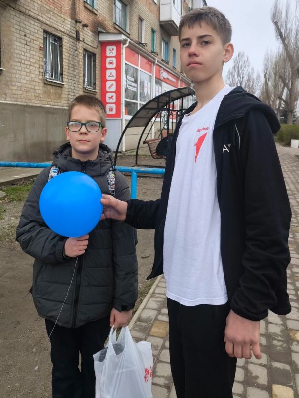 Активисты Лутугинского колледжа присоединились к акции «Подари ребенку синий шарик» Активисты Лутугинского колледжа присоединились к акции «Подари ребенку синий шарик»