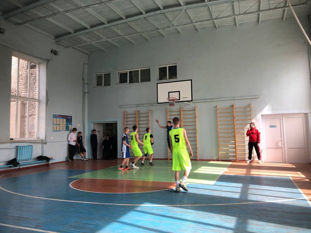 Спорт наш - сила!. Сегодня в спортивном зале Ровеньковской гимназии № 1 им. Г.С. Шонина стартовал муниципальный этап Цикла спортивных мероприятий "Будь Первым!" Луганская Народная Республика среди старшей возрастной группы Спорт наш - сила!. Сегодня в спортивном зале Ровеньковской гимназии № 1 им. Г.С. Шонина стартовал муниципальный этап Цикла спортивных мероприятий "Будь Первым!" Луганская Народная Республика среди старшей возрастной группы