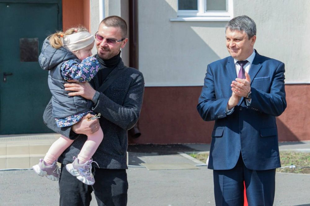 Глава ЛНР Леонид Пасечник вручил работникам социальной сферы ключи и ордера от 13 служебных квартир в многоквартирном доме в Луганске Глава ЛНР Леонид Пасечник вручил работникам социальной сферы ключи и ордера от 13 служебных квартир в многоквартирном доме в Луганске