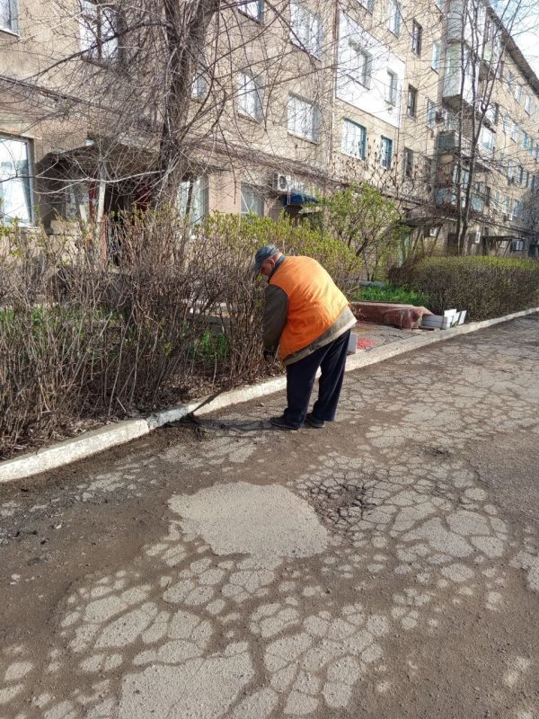 Коммунальные службы продолжают наводить порядок на улицах города и во дворах Коммунальные службы продолжают наводить порядок на улицах города и во дворах