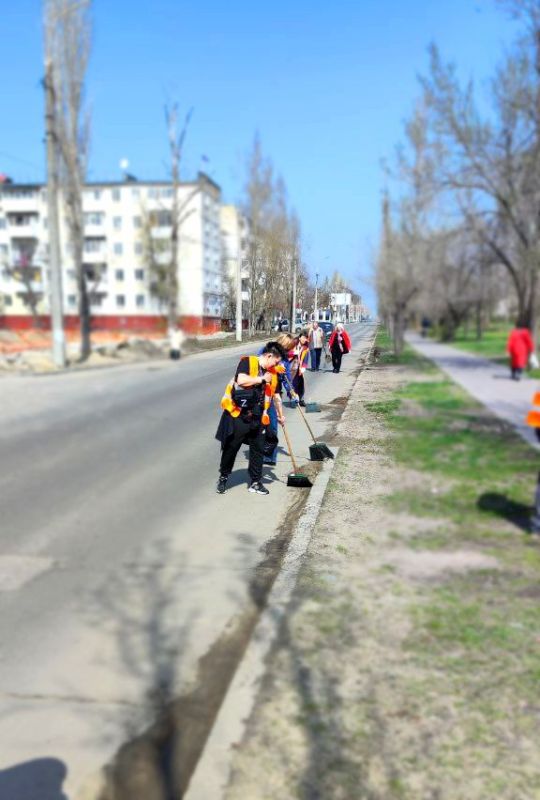 Делаем вместе!. Сегодня коллектив Северодонецкого городского центра патриотического воспитания, туризма и краеведения провёл субботник на прилегающей территории! Каждый из нас вносит свой вклад в общее дело, и мы гордимся... Делаем вместе!. Сегодня коллектив Северодонецкого городского центра патриотического воспитания, туризма и краеведения провёл субботник на прилегающей территории! Каждый из нас вносит свой вклад в общее дело, и мы гордимся...