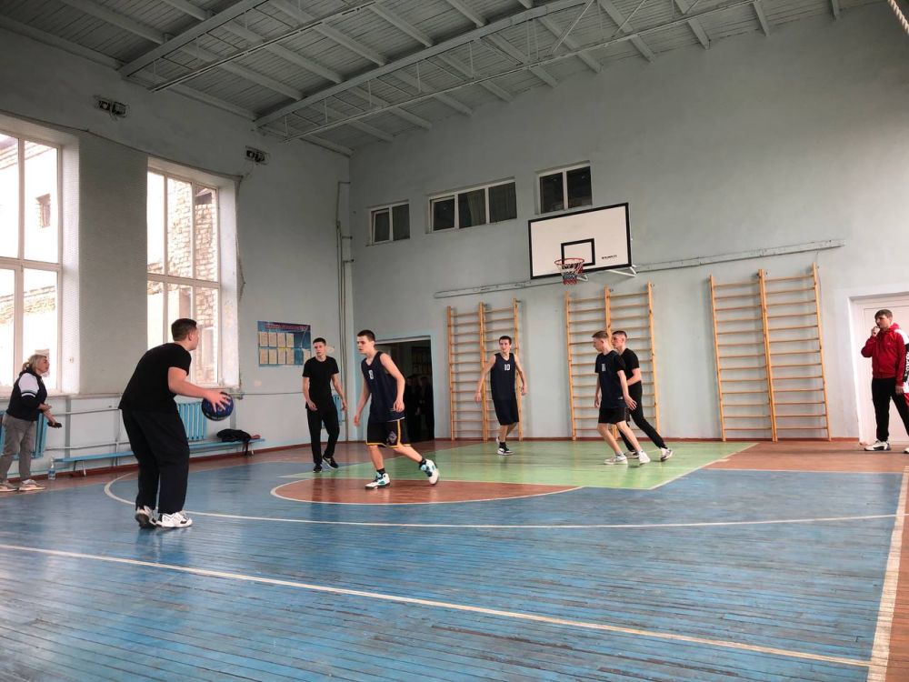 Спорт наш - сила!. Сегодня в спортивном зале Ровеньковской гимназии № 1 им. Г.С. Шонина стартовал муниципальный этап Цикла спортивных мероприятий "Будь Первым!" Луганская Народная Республика среди старшей возрастной группы Спорт наш - сила!. Сегодня в спортивном зале Ровеньковской гимназии № 1 им. Г.С. Шонина стартовал муниципальный этап Цикла спортивных мероприятий "Будь Первым!" Луганская Народная Республика среди старшей возрастной группы