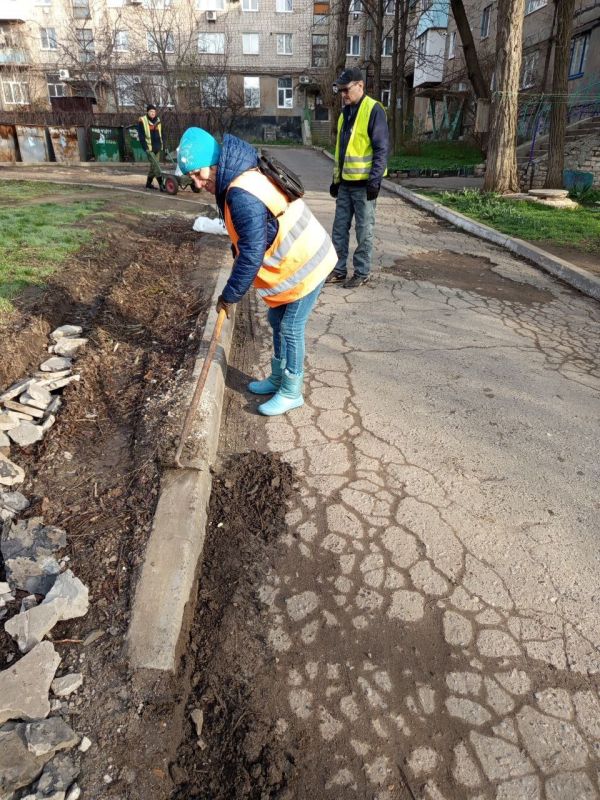 Коммунальные службы продолжают наводить порядок на улицах города и во дворах Коммунальные службы продолжают наводить порядок на улицах города и во дворах