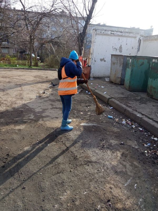 Коммунальные службы продолжают наводить порядок на улицах города и во дворах Коммунальные службы продолжают наводить порядок на улицах города и во дворах