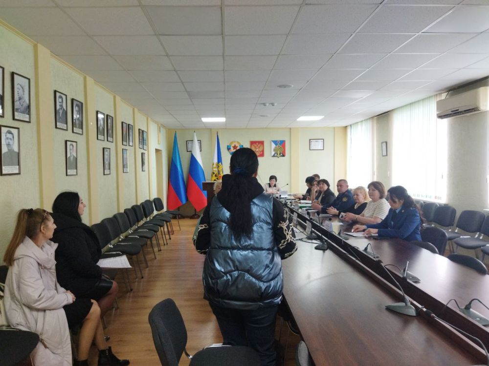 Сегодня в Администрации городского округа город Ровеньки состоялось внеочередное заседание городской комиссии по делам несовершеннолетних и защите их прав Сегодня в Администрации городского округа город Ровеньки состоялось внеочередное заседание городской комиссии по делам несовершеннолетних и защите их прав