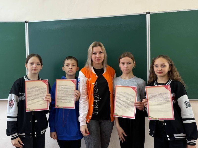 По инициативе Ирины Силаковой , советника директора по воспитанию,совместно с Ларисой Золотухиной, учителем русского языка, в рамках Всероссийской акции «100 дней до ВЕЛИКОЙ ПОБЕДЫ» в Брянковской средней школе №19 прошел... По инициативе Ирины Силаковой , советника директора по воспитанию,совместно с Ларисой Золотухиной, учителем русского языка, в рамках Всероссийской акции «100 дней до ВЕЛИКОЙ ПОБЕДЫ» в Брянковской средней школе №19 прошел...