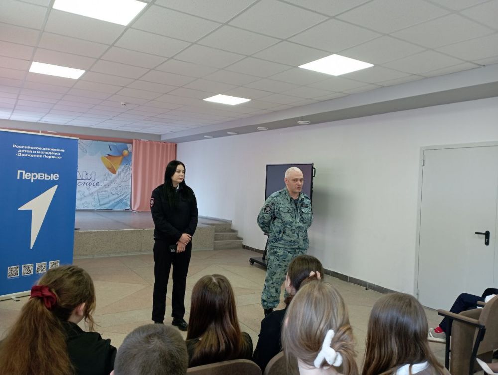 1 апреля в Станично-Луганской гимназии для обучающихся 8-9-х классов сотрудниками Луганского ЛО МВД России на транспорте Ищенко Р.В. и Сидорченко А.Р. Была проведена лекция "Правила безопасного поведения на железной дороге 1 апреля в Станично-Луганской гимназии для обучающихся 8-9-х классов сотрудниками Луганского ЛО МВД России на транспорте Ищенко Р.В. и Сидорченко А.Р. Была проведена лекция "Правила безопасного поведения на железной дороге