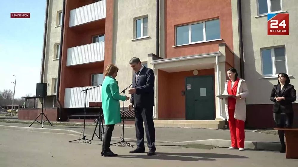 Леонид Пасечник вручил луганчанам ключи от новых квартир