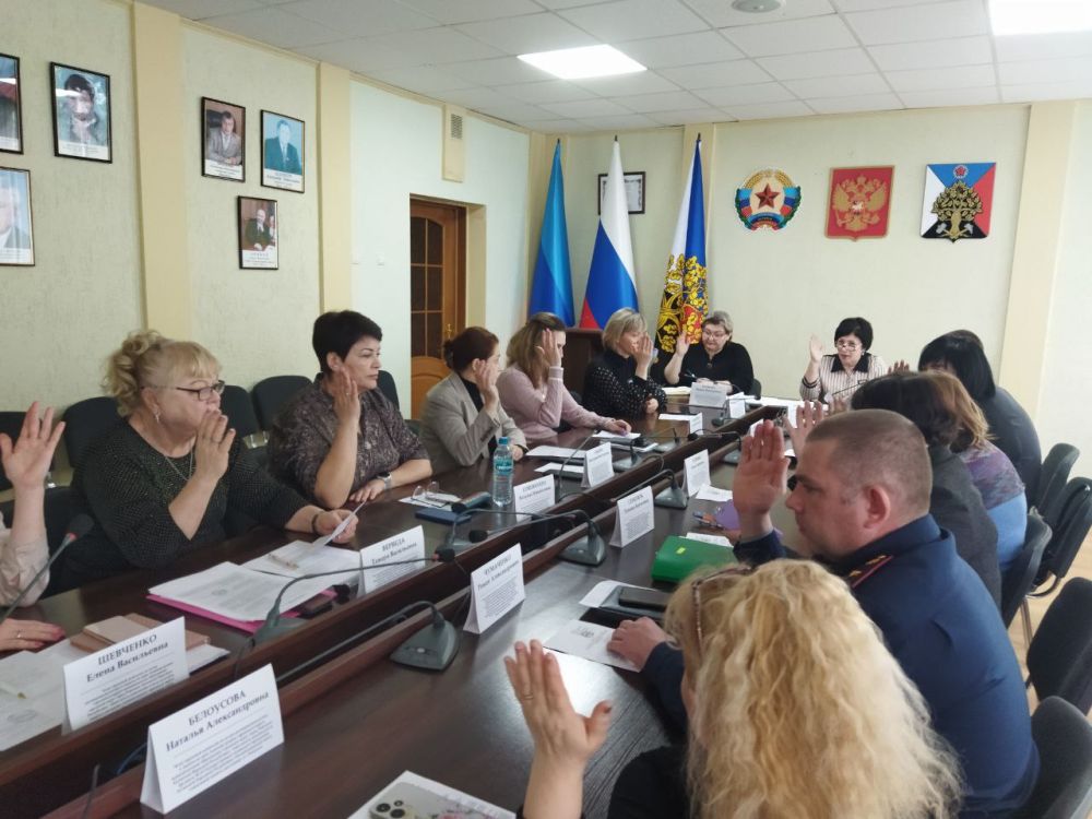 Сегодня в Администрации городского округа город Ровеньки состоялось внеочередное заседание городской комиссии по делам несовершеннолетних и защите их прав Сегодня в Администрации городского округа город Ровеньки состоялось внеочередное заседание городской комиссии по делам несовершеннолетних и защите их прав
