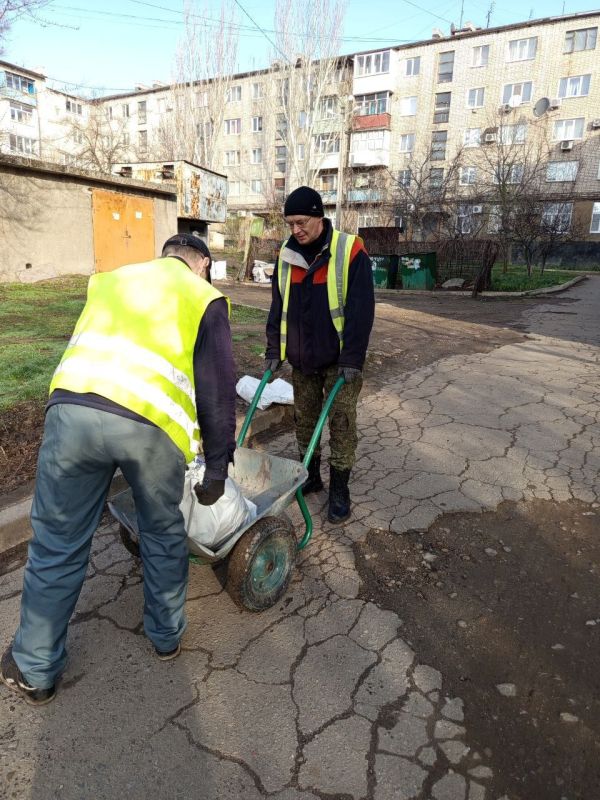 Коммунальные службы продолжают наводить порядок на улицах города и во дворах Коммунальные службы продолжают наводить порядок на улицах города и во дворах
