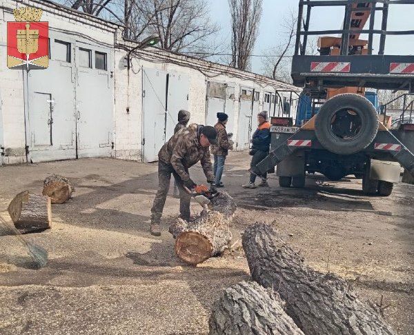 Коммунальные службы проводят работы на территории города Коммунальные службы проводят работы на территории города