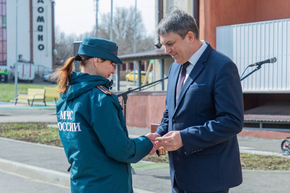 Глава ЛНР Леонид Пасечник вручил работникам социальной сферы ключи и ордера от 13 служебных квартир в многоквартирном доме в Луганске Глава ЛНР Леонид Пасечник вручил работникам социальной сферы ключи и ордера от 13 служебных квартир в многоквартирном доме в Луганске
