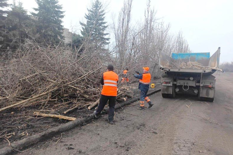 Работниками ГУП ЛНР «Луганский автодор» выполнены работы по обрезке сухих и аварийный деревьев Работниками ГУП ЛНР «Луганский автодор» выполнены работы по обрезке сухих и аварийный деревьев
