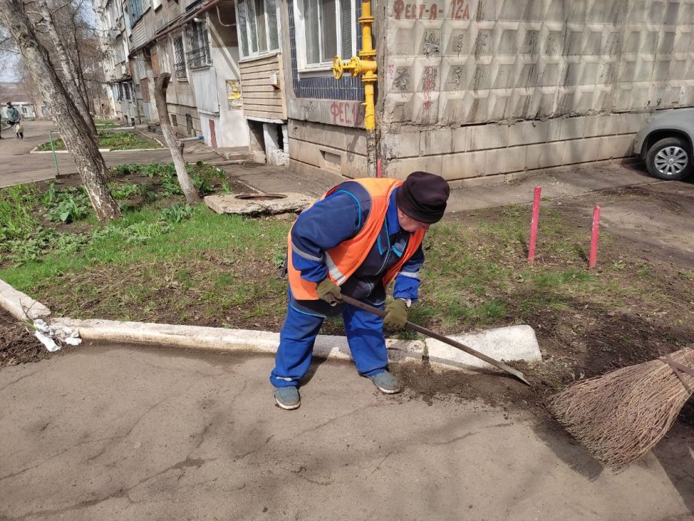 Коммунальные службы продолжают наводить порядок на улицах города и во дворах Коммунальные службы продолжают наводить порядок на улицах города и во дворах