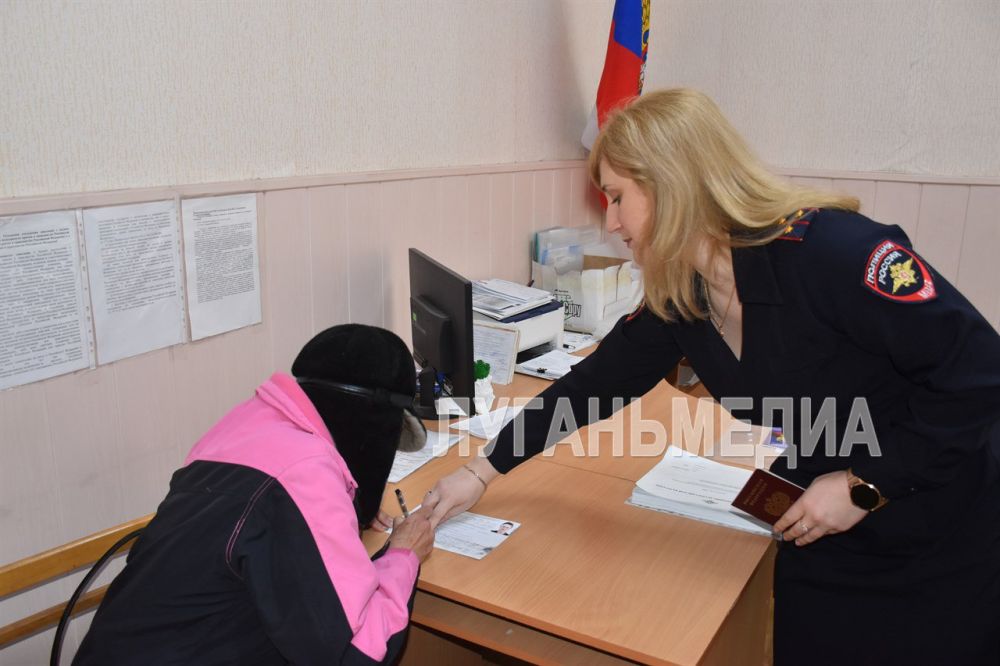 Стахановчанка, не имеющая никаких документов, получила паспорт гражданина РФ Стахановчанка, не имеющая никаких документов, получила паспорт гражданина РФ