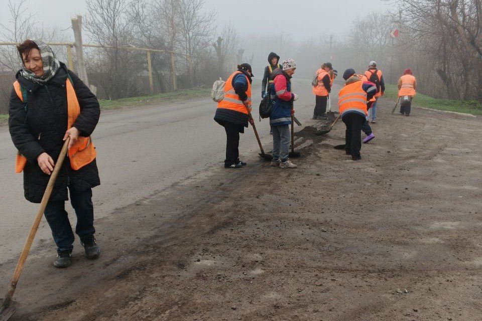Свердловские коммунальщики приводят в порядок улицы города Свердловские коммунальщики приводят в порядок улицы города