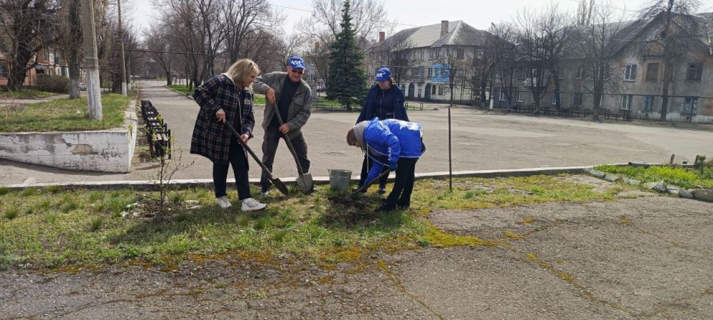 2 апреля, в рамках акции «Сад памяти», приуроченной к 80-летию Победы в Великой Отечественной войне, работники филиала «Клуб им. Кирова» - активисты Брянковского местного отделения партии «Единая Россия» посадили на... 2 апреля, в рамках акции «Сад памяти», приуроченной к 80-летию Победы в Великой Отечественной войне, работники филиала «Клуб им. Кирова» - активисты Брянковского местного отделения партии «Единая Россия» посадили на...